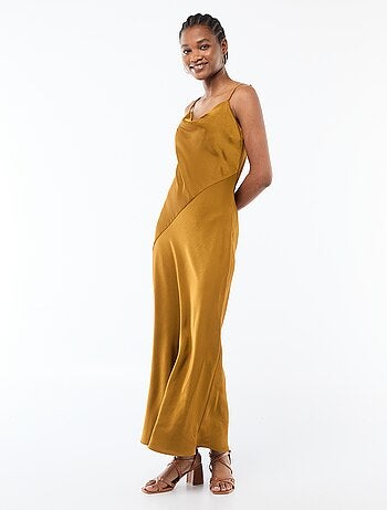 Vestido comprido acetinado com alças finas