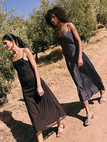 Vestido comprido acetinado com alças finas