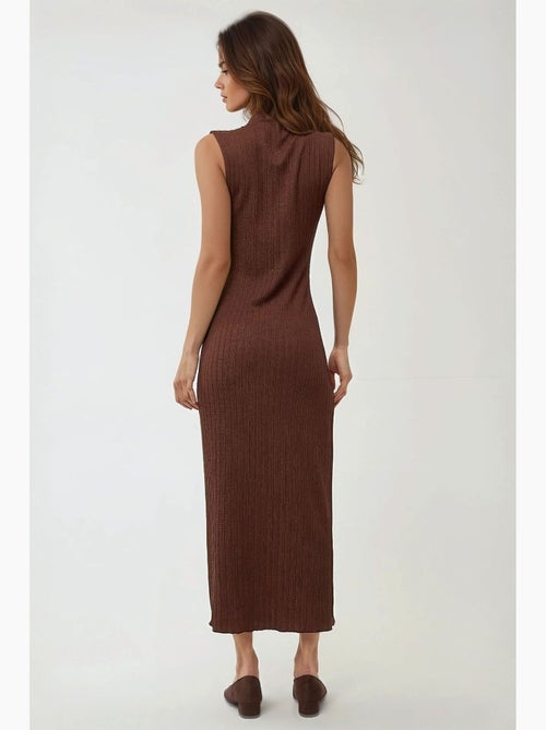 Vestido comprido bodycon com decote halter texturizado hiccup - Kiabi Vestido comprido bodycon com decote halter texturizado hiccup - Kiabi