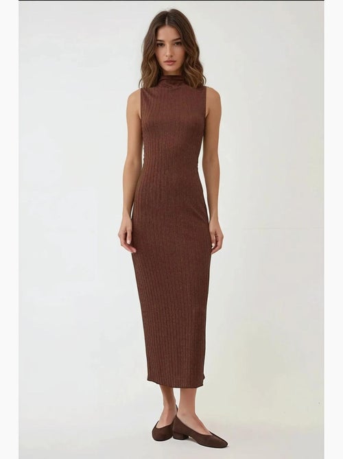 Vestido comprido bodycon com decote halter texturizado hiccup - Kiabi Vestido comprido bodycon com decote halter texturizado hiccup - Kiabi