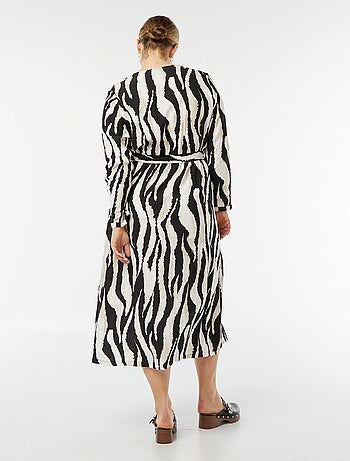 Vestido comprido com abertura totalmente com botões