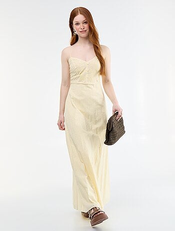 Vestido comprido com alças finas e bordados