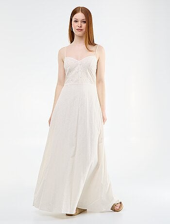 Vestido comprido com alças finas e bordados