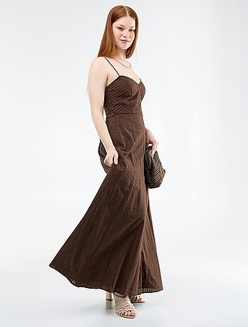 Vestido comprido com alças finas e bordados