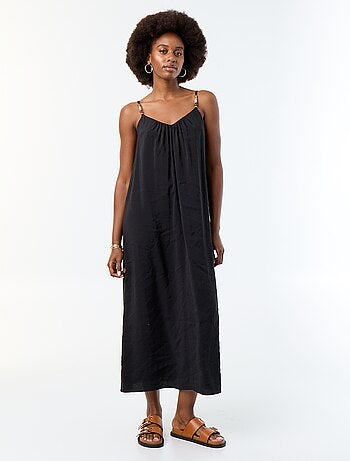 Vestido comprido com alças finas e pérolas