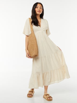 Vestido comprido com base com folhos e abertura atrás