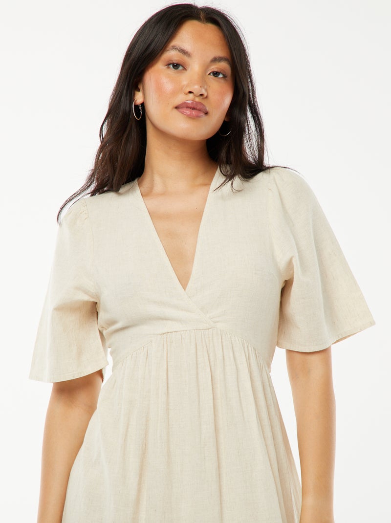 Vestido comprido com base com folhos e abertura atrás BEGE - Kiabi