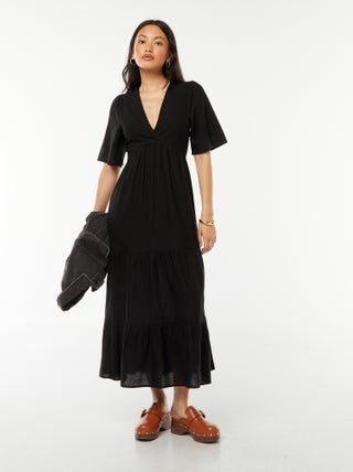 Vestido comprido com base com folhos e abertura atrás