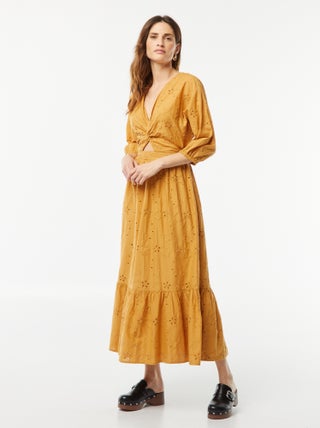 Vestido comprido com bordado inglês e folho na base