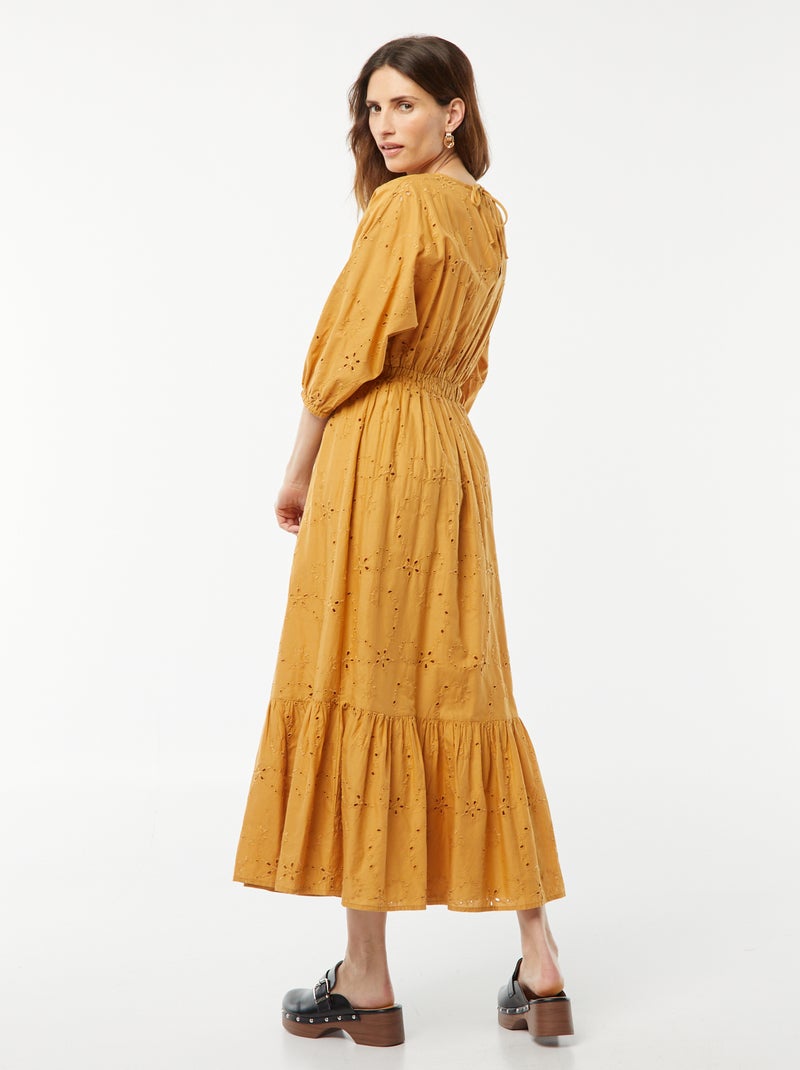 Vestido comprido com bordado inglês e folho na base BEGE - Kiabi