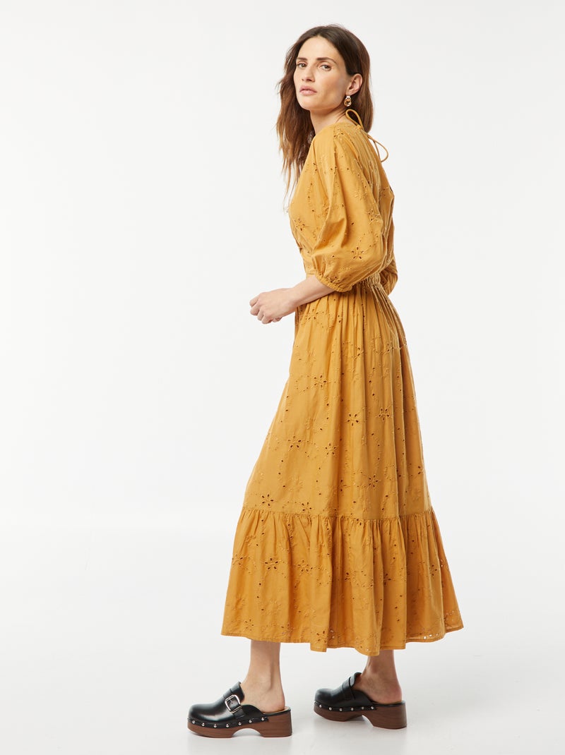 Vestido comprido com bordado inglês e folho na base BEGE - Kiabi