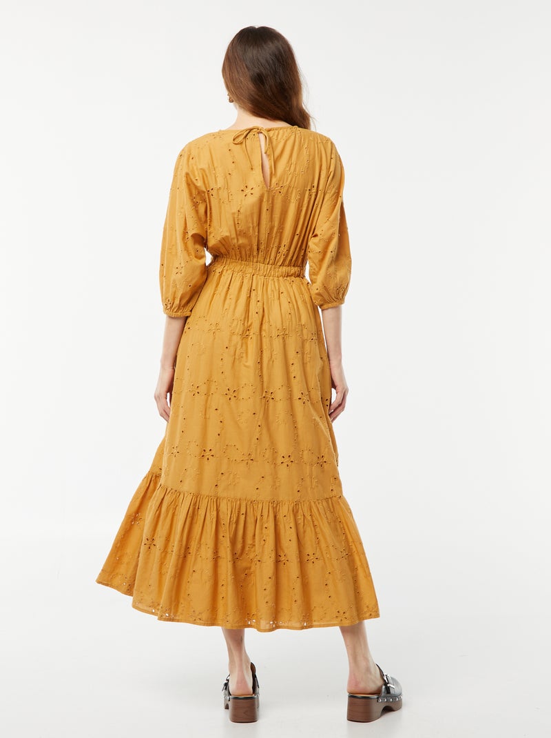 Vestido comprido com bordado inglês e folho na base BEGE - Kiabi