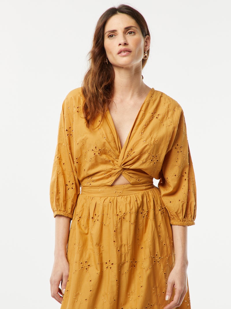 Vestido comprido com bordado inglês e folho na base BEGE - Kiabi