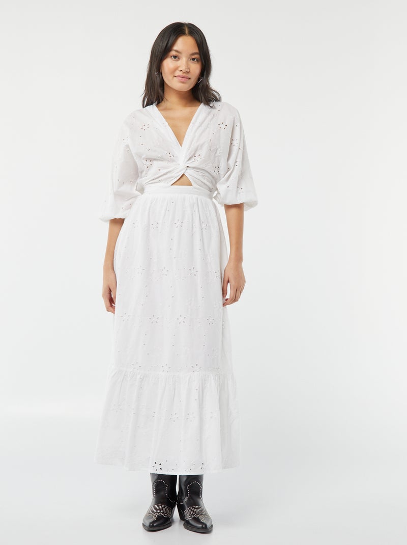 Vestido comprido com bordado inglês e folho na base Branco - Kiabi