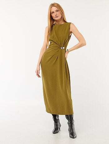 Vestido comprido com corte drapeado e bijuteria na cintura