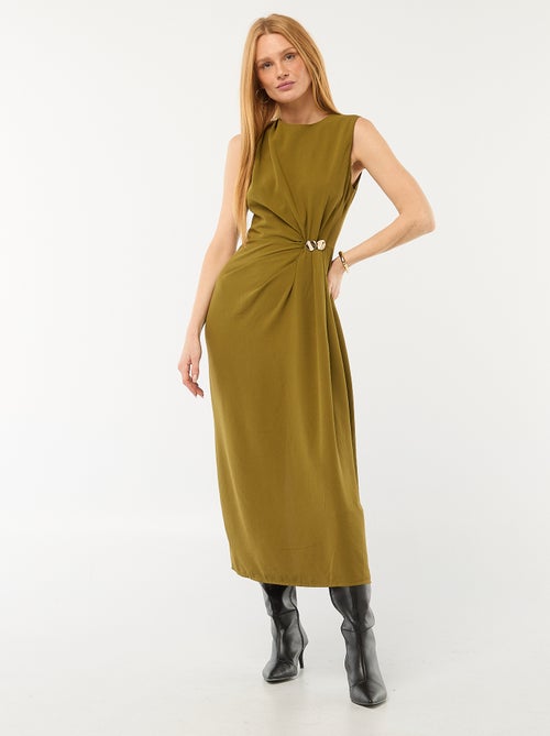 Vestido comprido com corte drapeado e bijuteria na cintura - Kiabi