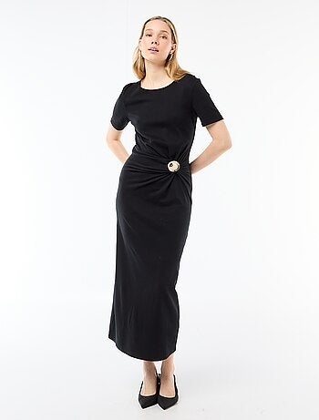 Vestido comprido com corte drapeado e detalhe de bijuteria