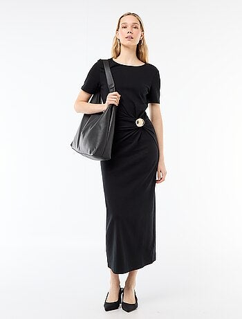 Vestido comprido com corte drapeado e detalhe de bijuteria