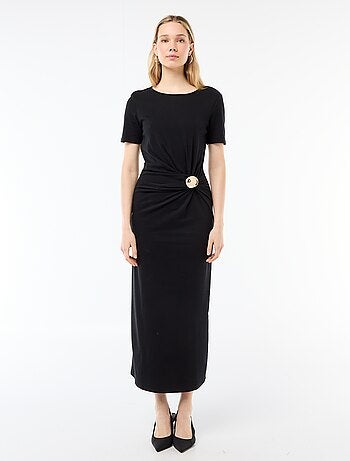 Vestido comprido com corte drapeado e detalhe de bijuteria