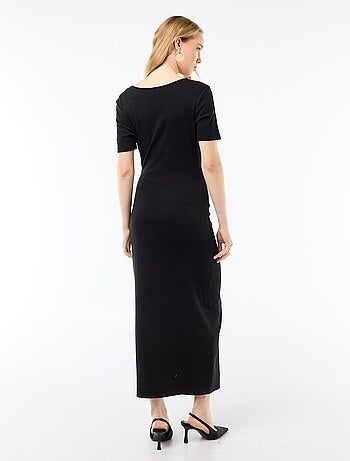 Vestido comprido com corte drapeado e detalhe de bijuteria