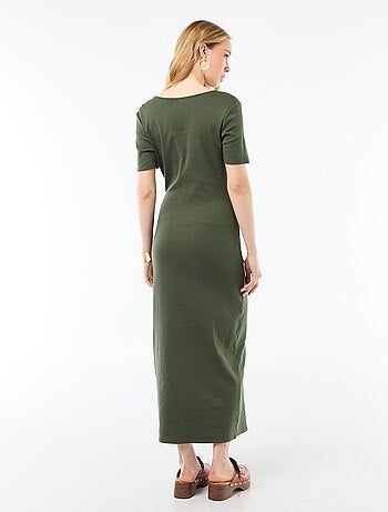 Vestido comprido com corte drapeado e detalhe de bijuteria