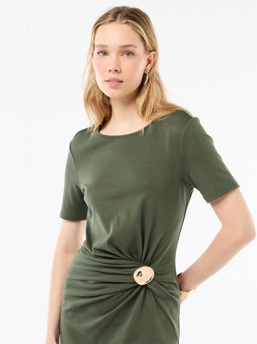 Vestido comprido com corte drapeado e detalhe de bijuteria - Kiabi