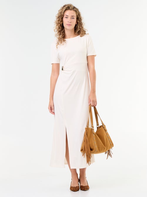 Vestido comprido com corte plissado e broche dourado martelado. - Kiabi Vestido comprido com corte plissado e broche dourado martelado. - Kiabi