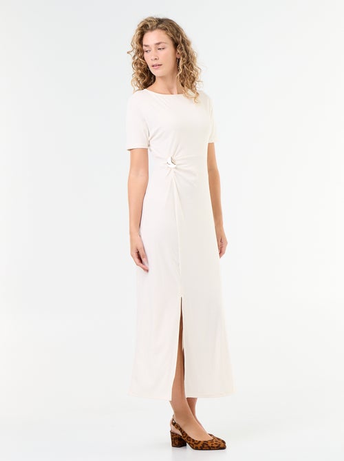 Vestido comprido com corte plissado e broche dourado martelado. - Kiabi Vestido comprido com corte plissado e broche dourado martelado. - Kiabi