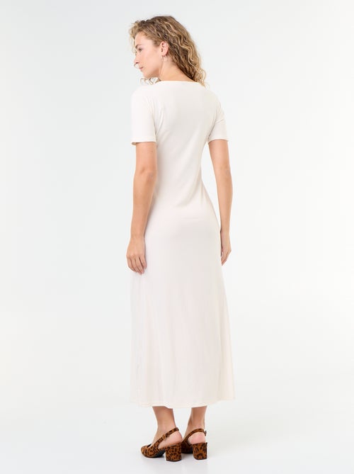 Vestido comprido com corte plissado e broche dourado martelado. - Kiabi Vestido comprido com corte plissado e broche dourado martelado. - Kiabi