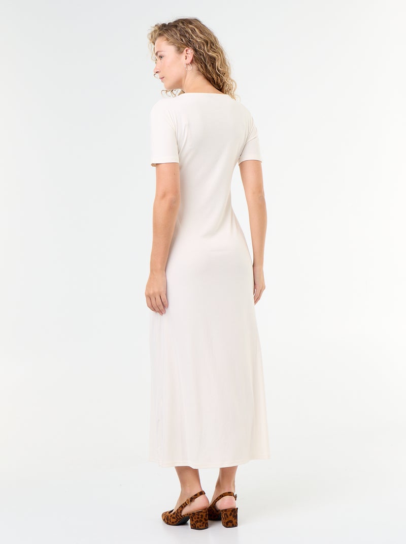 Vestido comprido com corte plissado e broche dourado martelado. Branco - Kiabi