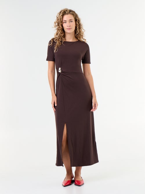 Vestido comprido com corte plissado e broche dourado martelado. - Kiabi Vestido comprido com corte plissado e broche dourado martelado. - Kiabi