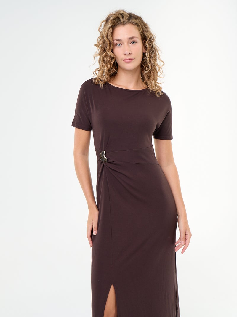 Vestido comprido com corte plissado e broche dourado martelado. Castanho - Kiabi