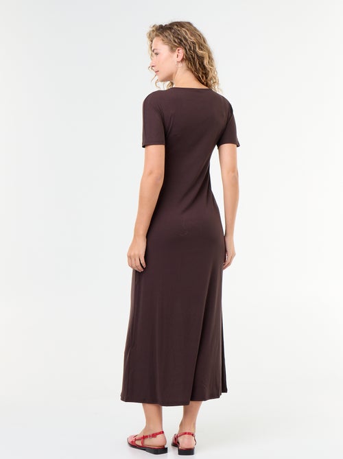 Vestido comprido com corte plissado e broche dourado martelado. - Kiabi Vestido comprido com corte plissado e broche dourado martelado. - Kiabi