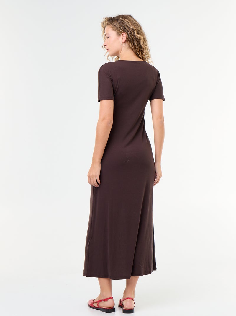 Vestido comprido com corte plissado e broche dourado martelado. Castanho - Kiabi