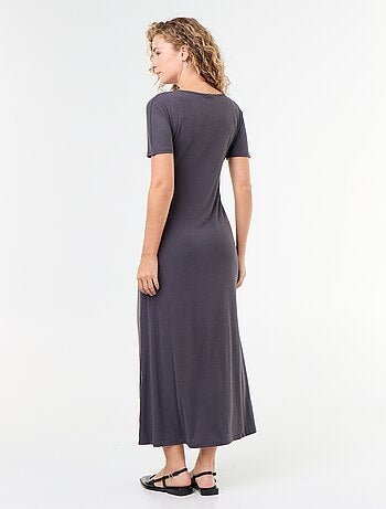 Vestido comprido com corte plissado e broche dourado martelado.