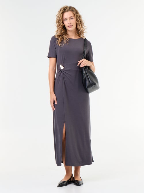 Vestido comprido com corte plissado e broche dourado martelado. - Kiabi Vestido comprido com corte plissado e broche dourado martelado. - Kiabi