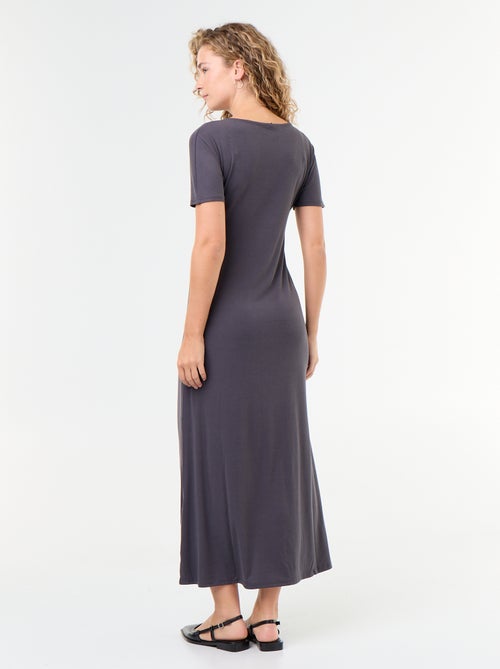 Vestido comprido com corte plissado e broche dourado martelado. - Kiabi Vestido comprido com corte plissado e broche dourado martelado. - Kiabi