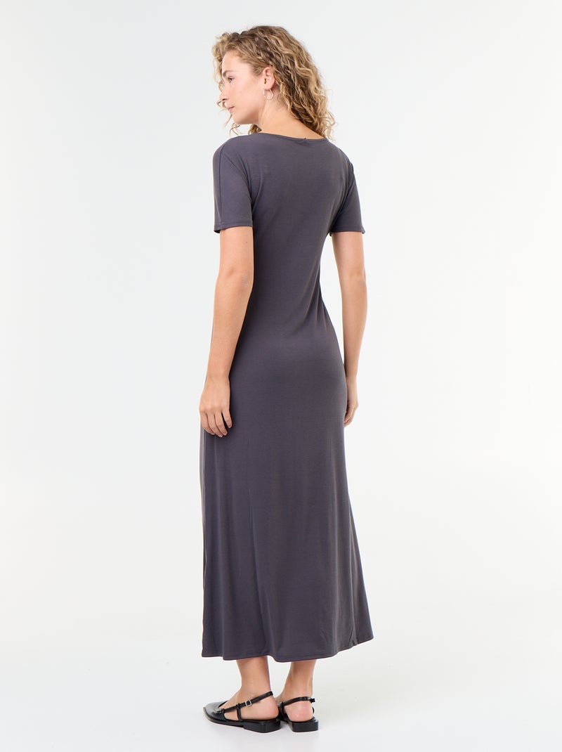 Vestido comprido com corte plissado e broche dourado martelado. Cinza - Kiabi