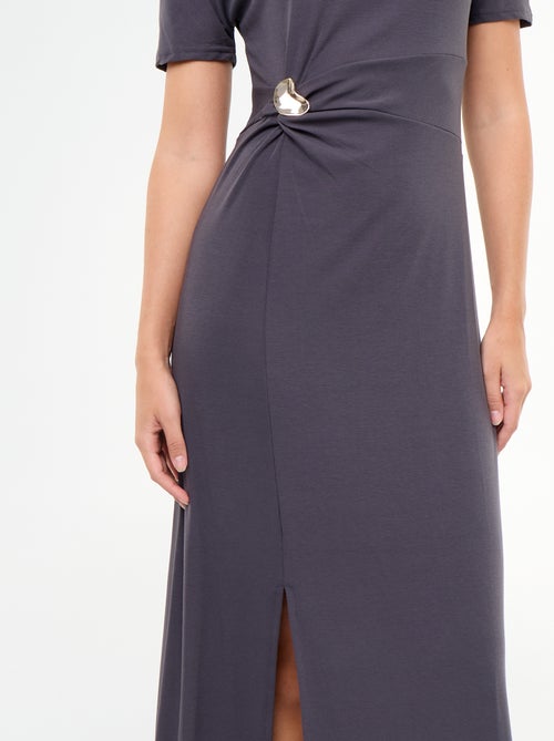 Vestido comprido com corte plissado e broche dourado martelado. - Kiabi Vestido comprido com corte plissado e broche dourado martelado. - Kiabi