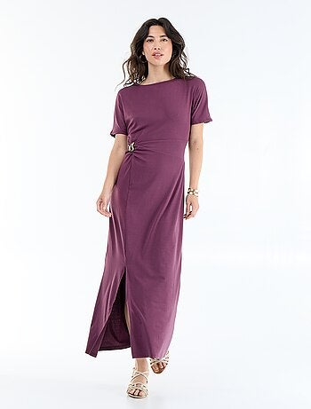 Vestido comprido com corte plissado e broche dourado martelado.