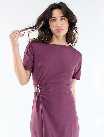 Vestido comprido com corte plissado e broche dourado martelado.