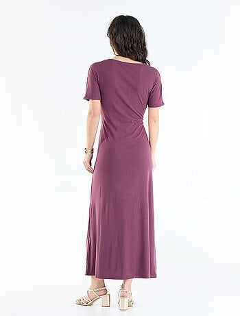 Vestido comprido com corte plissado e broche dourado martelado.