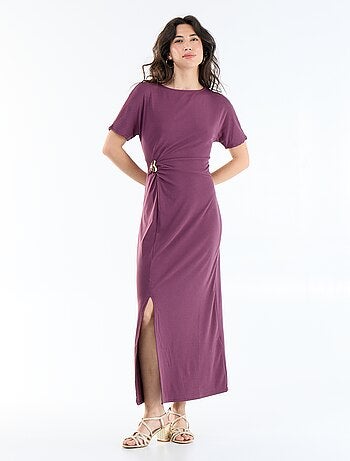Vestido comprido com corte plissado e broche dourado martelado.