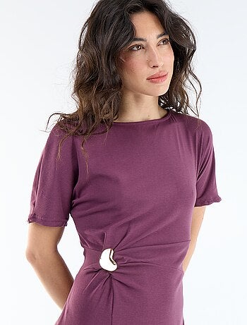 Vestido comprido com corte plissado e broche dourado martelado.