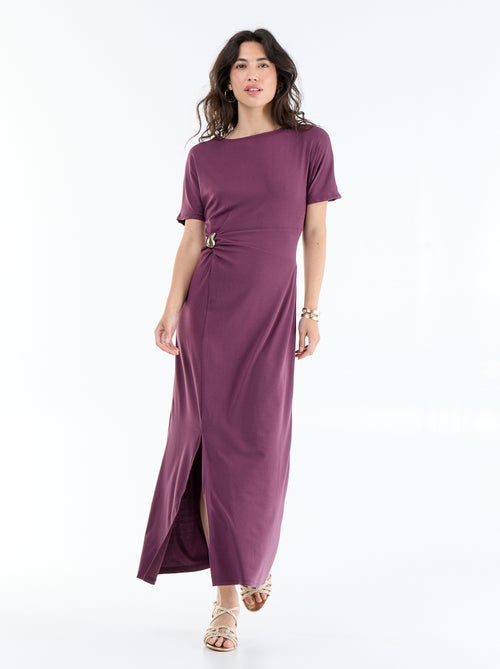 Vestido comprido com corte plissado e broche dourado martelado. - Kiabi Vestido comprido com corte plissado e broche dourado martelado. - Kiabi