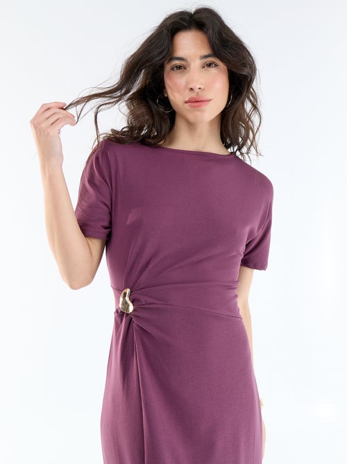 Vestido comprido com corte plissado e broche dourado martelado. - Kiabi Vestido comprido com corte plissado e broche dourado martelado. - Kiabi