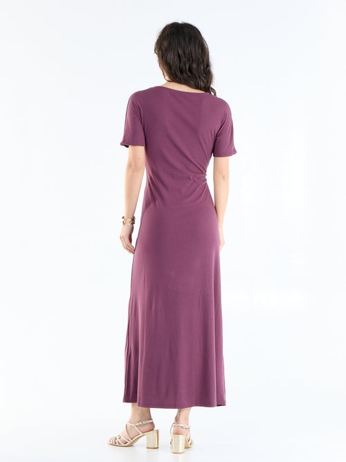 Vestido comprido com corte plissado e broche dourado martelado. - Kiabi Vestido comprido com corte plissado e broche dourado martelado. - Kiabi