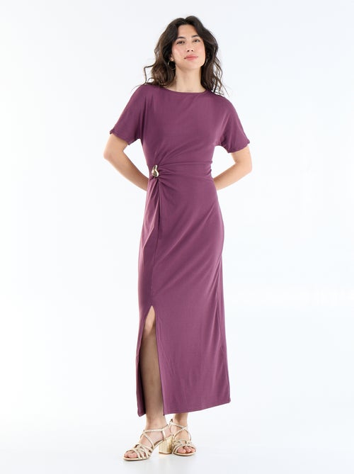 Vestido comprido com corte plissado e broche dourado martelado. - Kiabi Vestido comprido com corte plissado e broche dourado martelado. - Kiabi