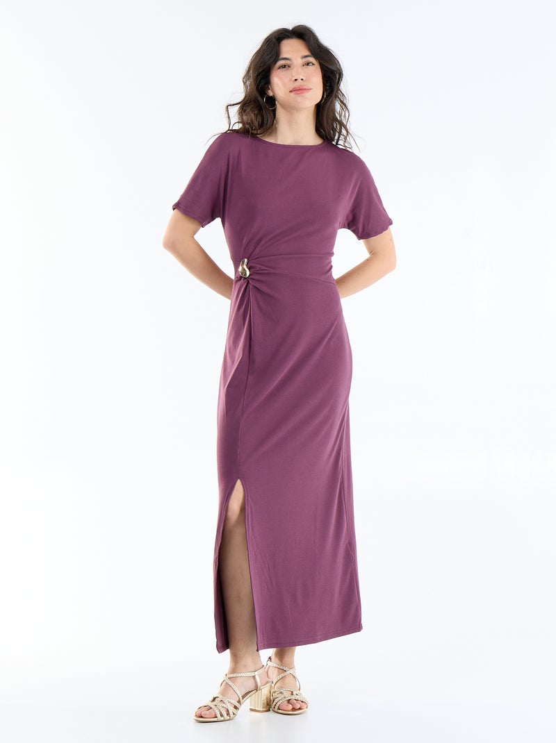 Vestido comprido com corte plissado e broche dourado martelado. Violeta - Kiabi