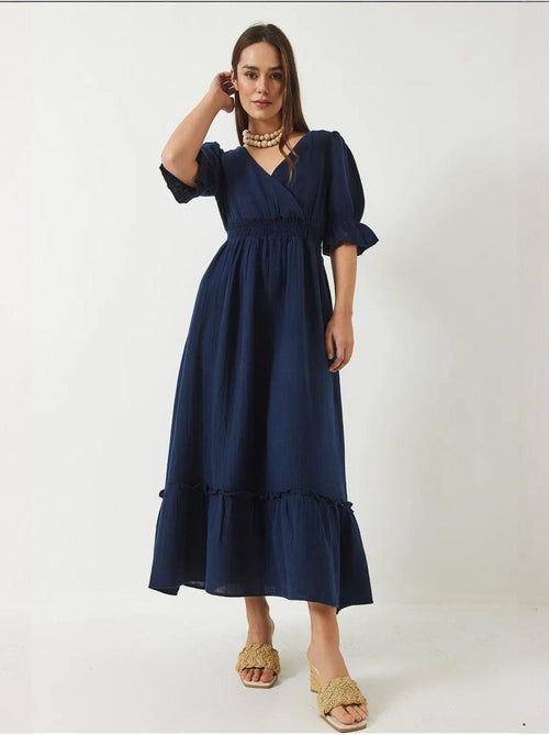 Vestido comprido com decote cruzado, cintura elástica e mangas lucci - Kiabi Vestido comprido com decote cruzado, cintura elástica e mangas lucci - Kiabi